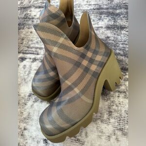 Burberry “Marsh” Olive Green Rubber Boots